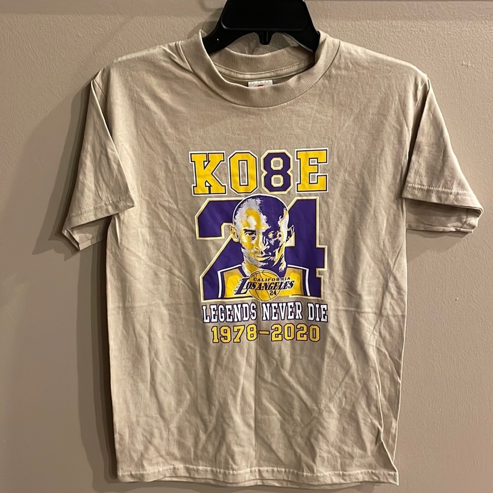 KOBE LEGENTS NEVER DIES unisex T-shirt short sleeve NWOT tan purple yellow SMALL